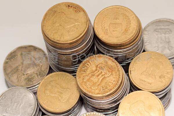 独立背景下的印度五卢比金属硬币货币。